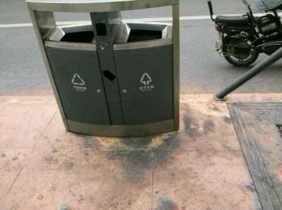 市政道路上垃圾桶被烟头烫的伤痕累累